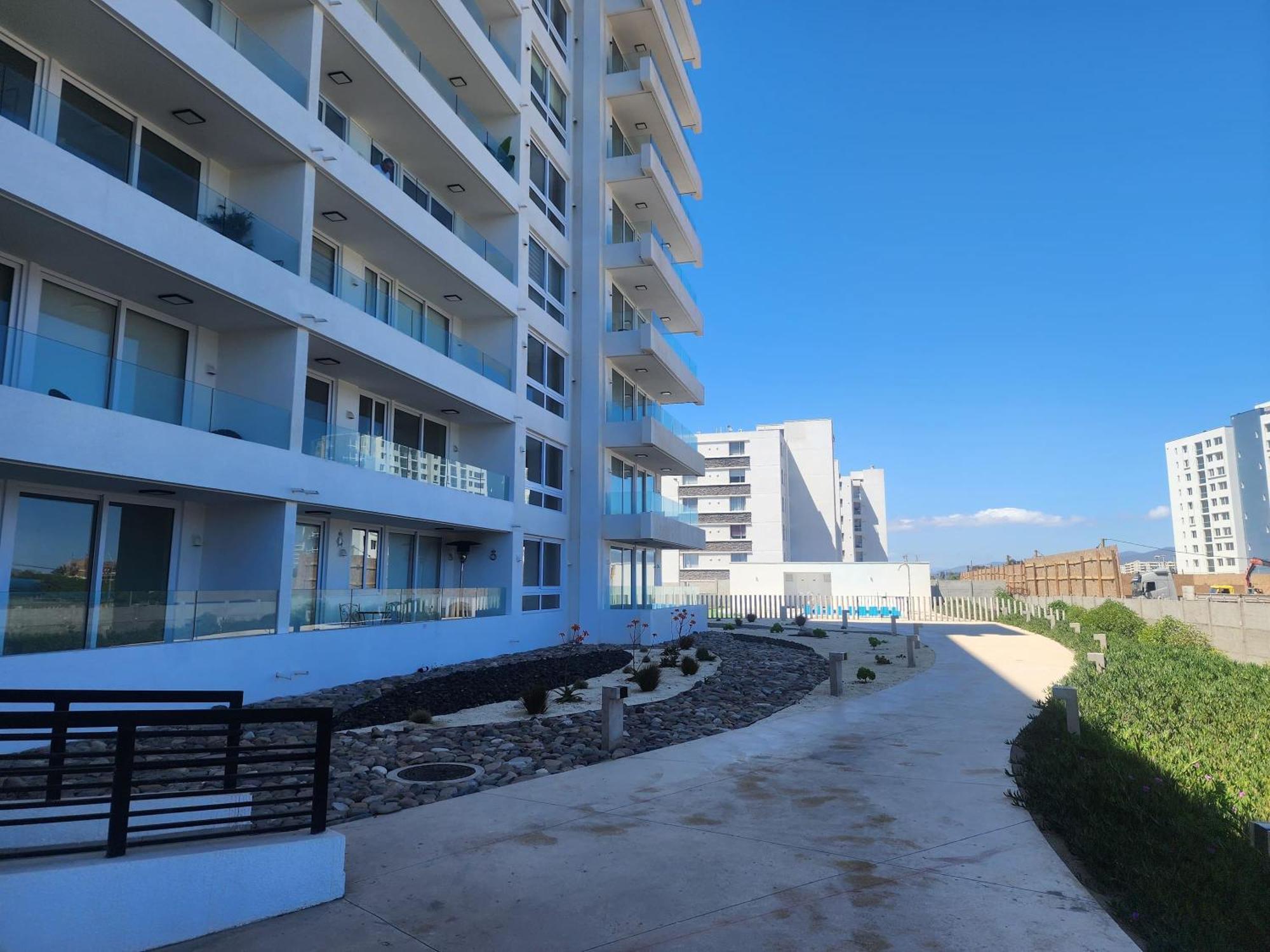 Hom I Encantador Estudio En Con Piscina 705